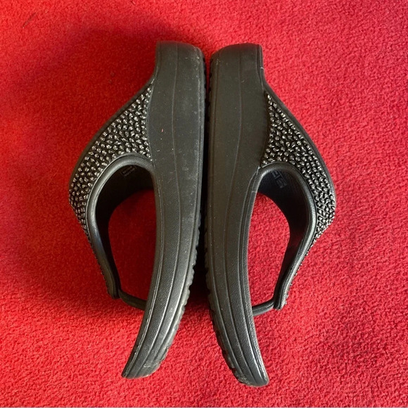 CROCS Sz 10 studded Front Post Platform Thing Style Slip On Sandals - Picture 6 of 12